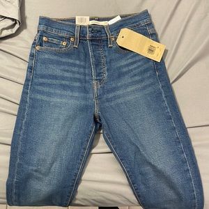 never worn levi wedgie skinny high rise